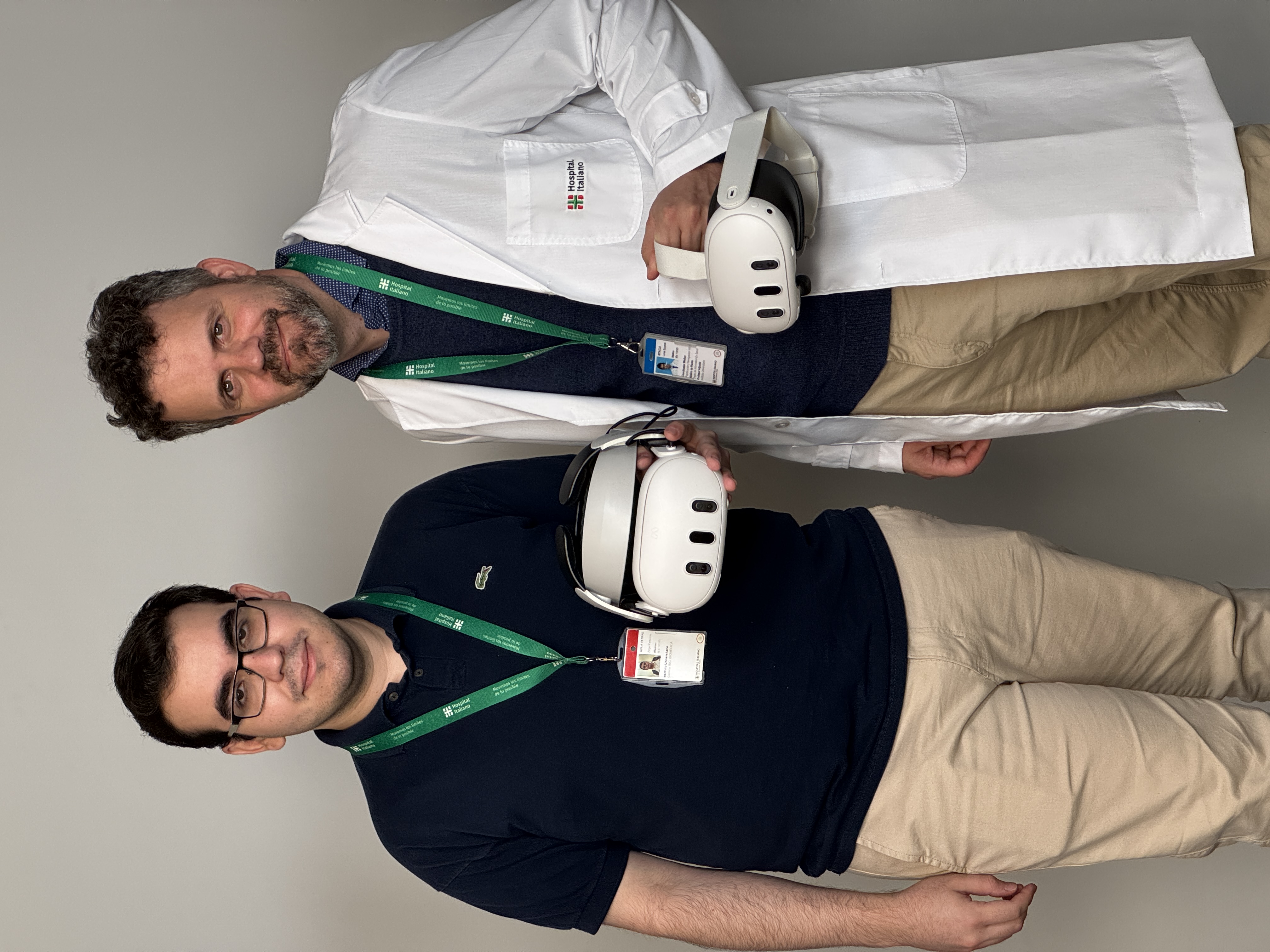 Equipo sosteniendo cascos de realidad virtual