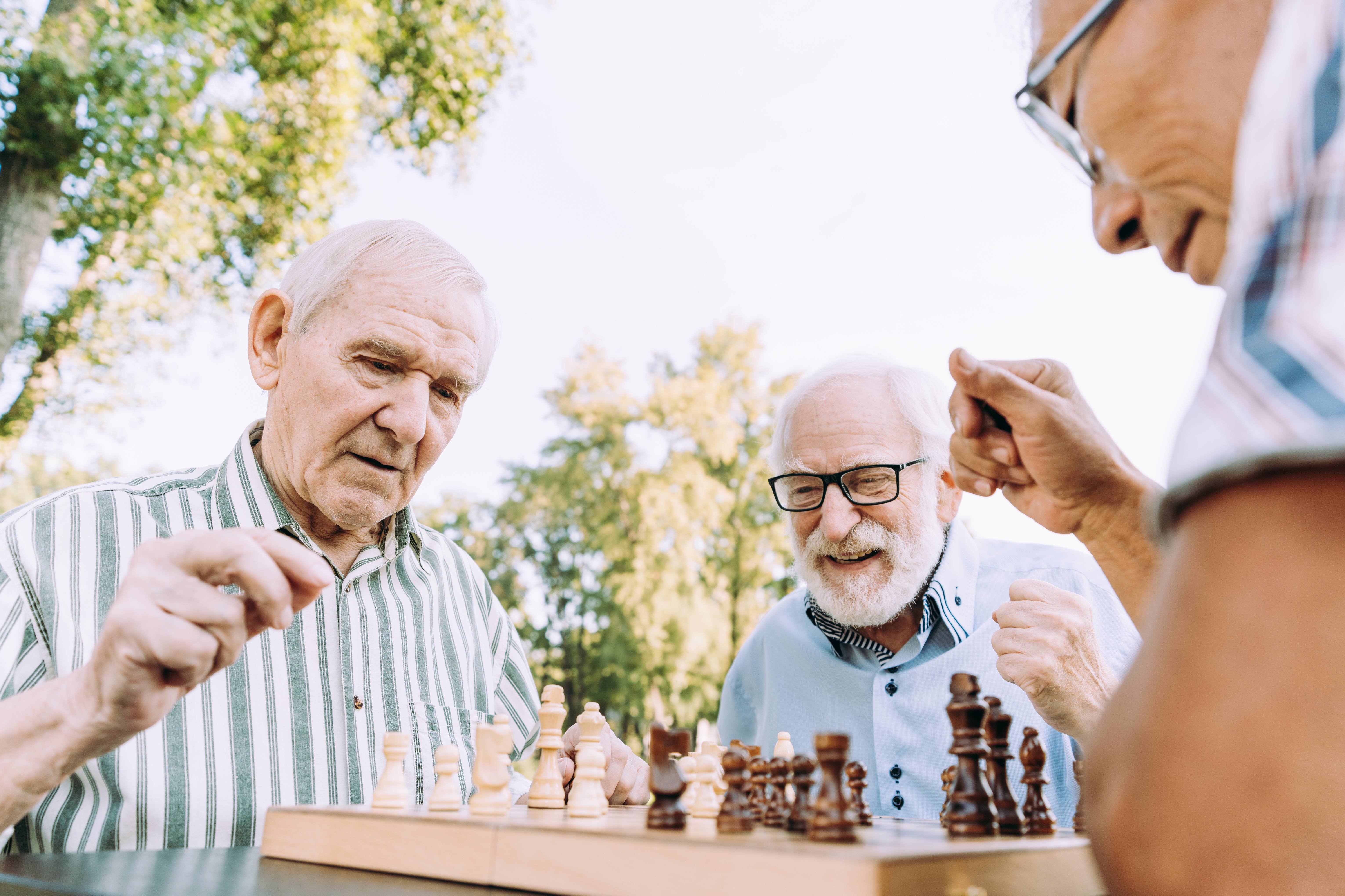 Hombres jugando ajedrez al aire libre